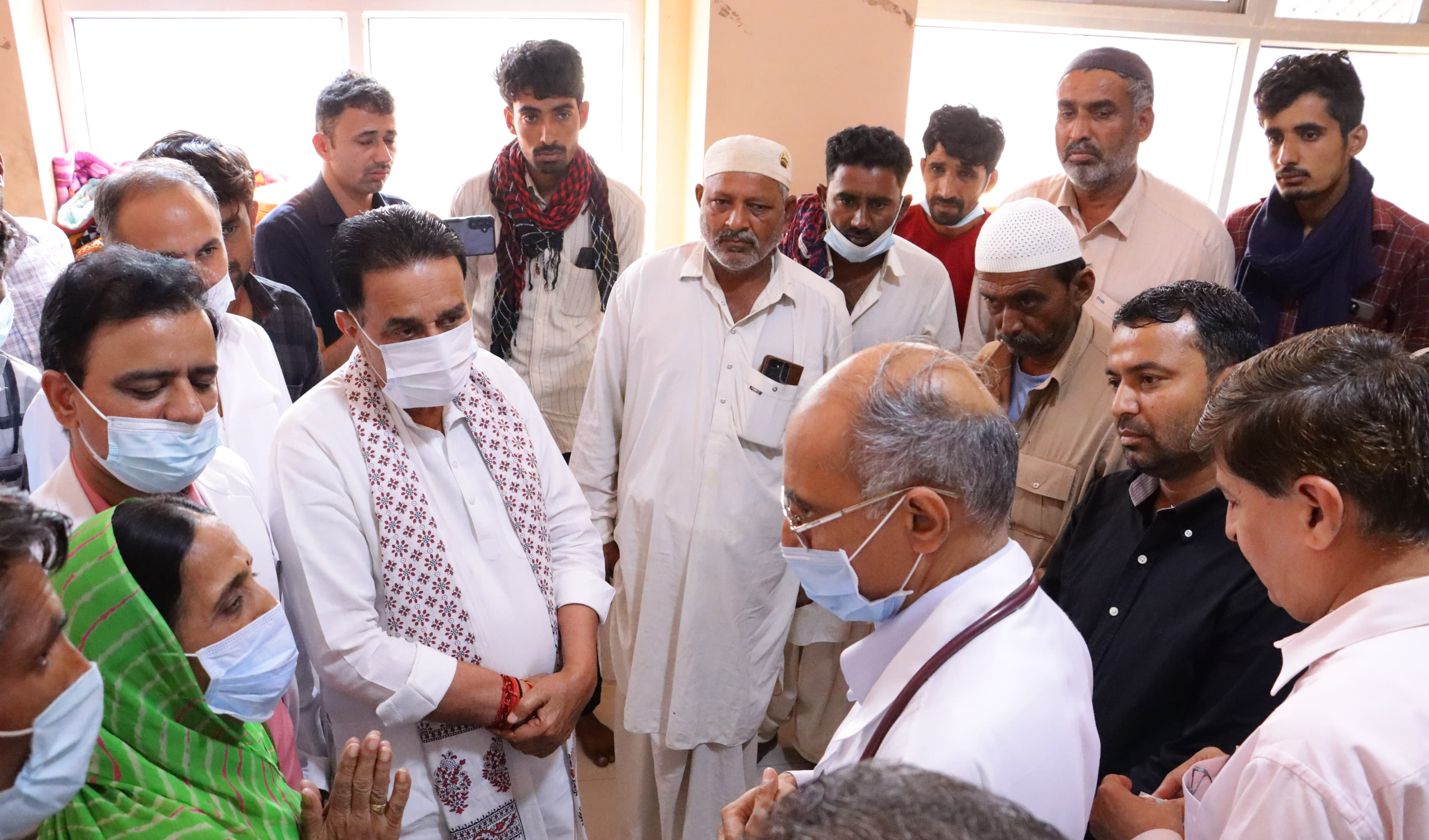 संसदीय कार्य मंत्री महात्मा गांधी अस्पताल में भर्ती घायलों से मिले, जानी कुशलक्षेम