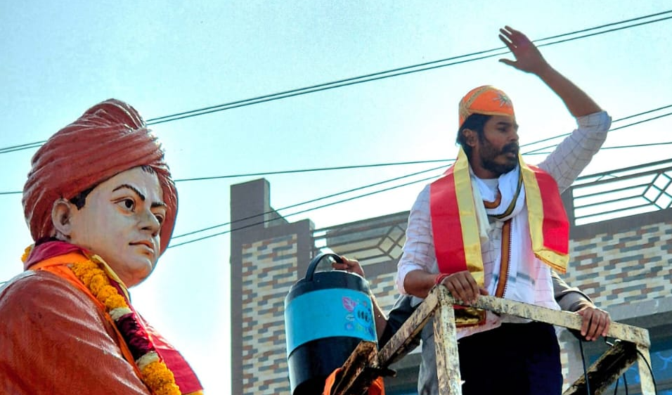 अभिषेक ने राजसमंद में विवेकानंद का किया दुग्धाभिषेक