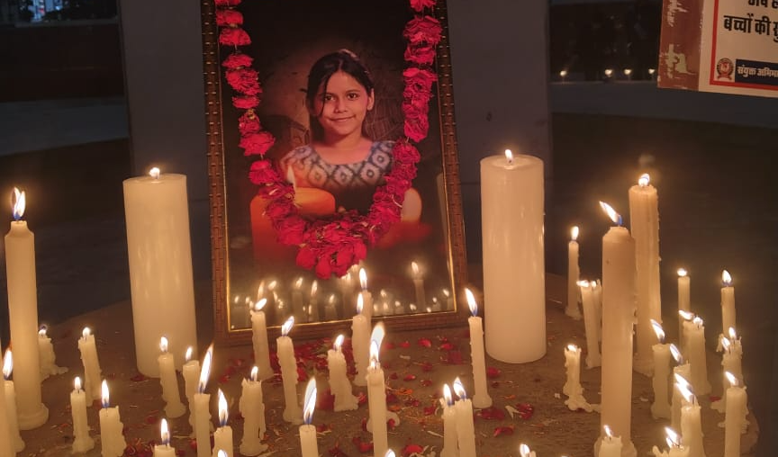 अमायरा को न्याय दिलाने की मांग पर 700 से अधिक अभिभावकों का शहीद स्मारक पर जनसैलाब