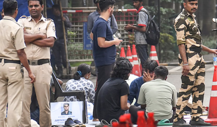 IIT-Bombay ने छात्र की मौत से जुड़े पुराने बयान पर मांगी माफी, जांच के बीच निदेशक के इस्तीफे की खबरों को बताया गलत
