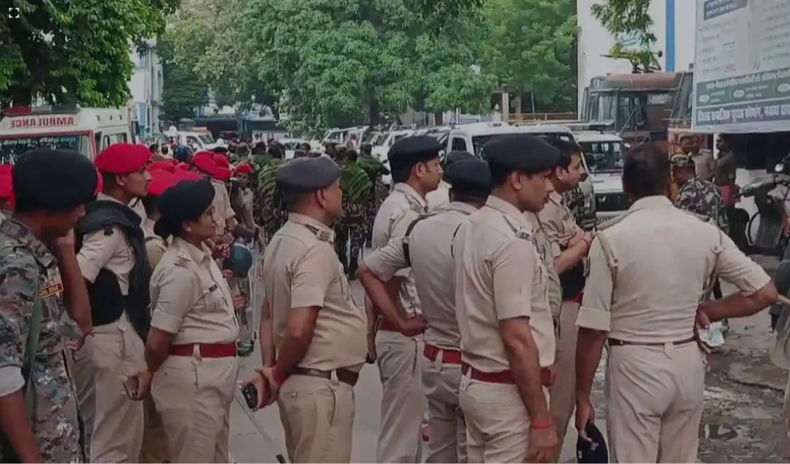 बिहार बंद हिंसा: सिवान में AK-47 चलाने वाला पुलिसकर्मी निलंबित, छात्र प्रदर्शन के बाद 200 से अधिक लोगों की हिरासत पर उठे सवाल