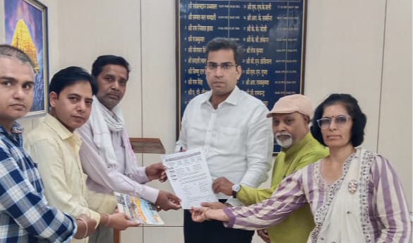 शिक्षकों की 21 सूत्रीय मांगों को लेकर कलेक्ट्रेट पर प्रदर्शन, ज्ञापन सौंपा