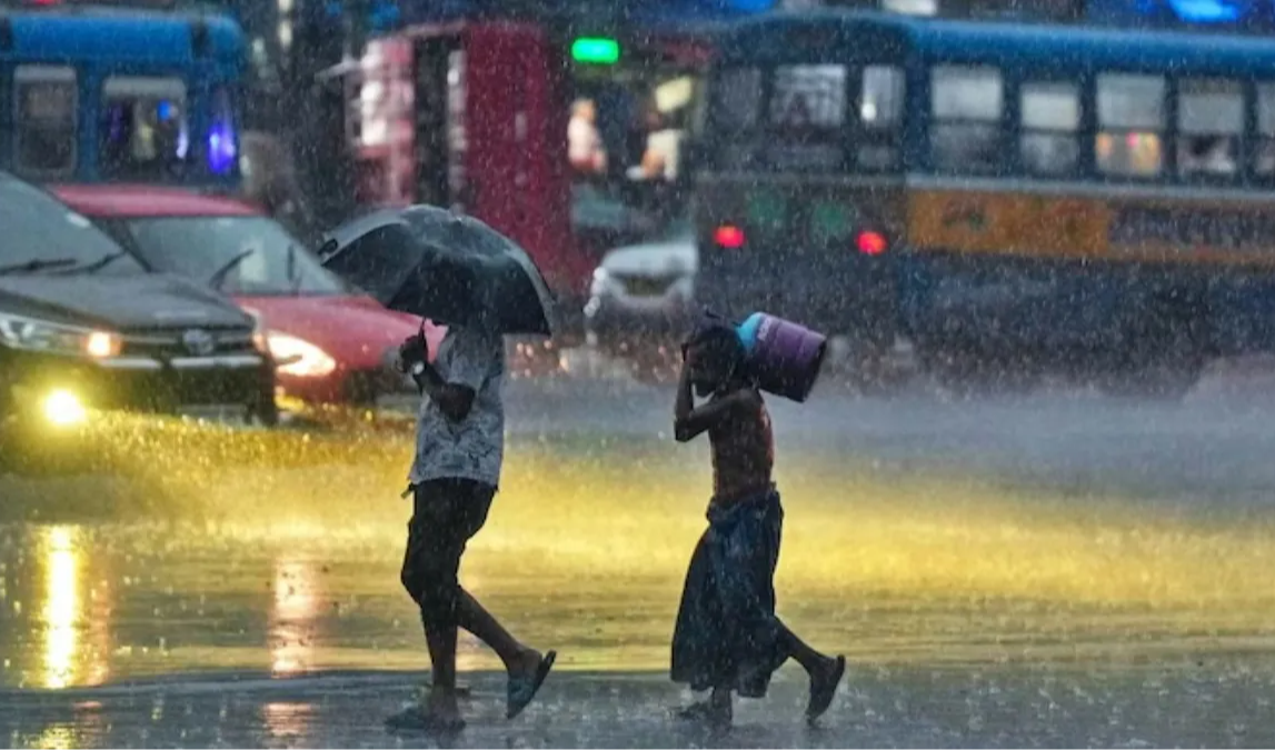 दिल्ली में मानसून की धमाकेदार एंट्री, मुंबई में बारिश से जनजीवन अस्त-व्यस्त; कई राज्यों में भारी वर्षा का अलर्ट