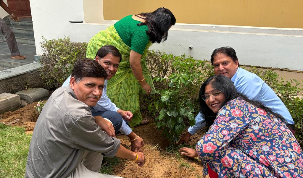 दैनिक भास्कर के 75 लाख पौधारोपण अभियान के तहत यूनिवर्सिटी ऑफ टेक्नोलॉजी में 50 पौधों का रोपण