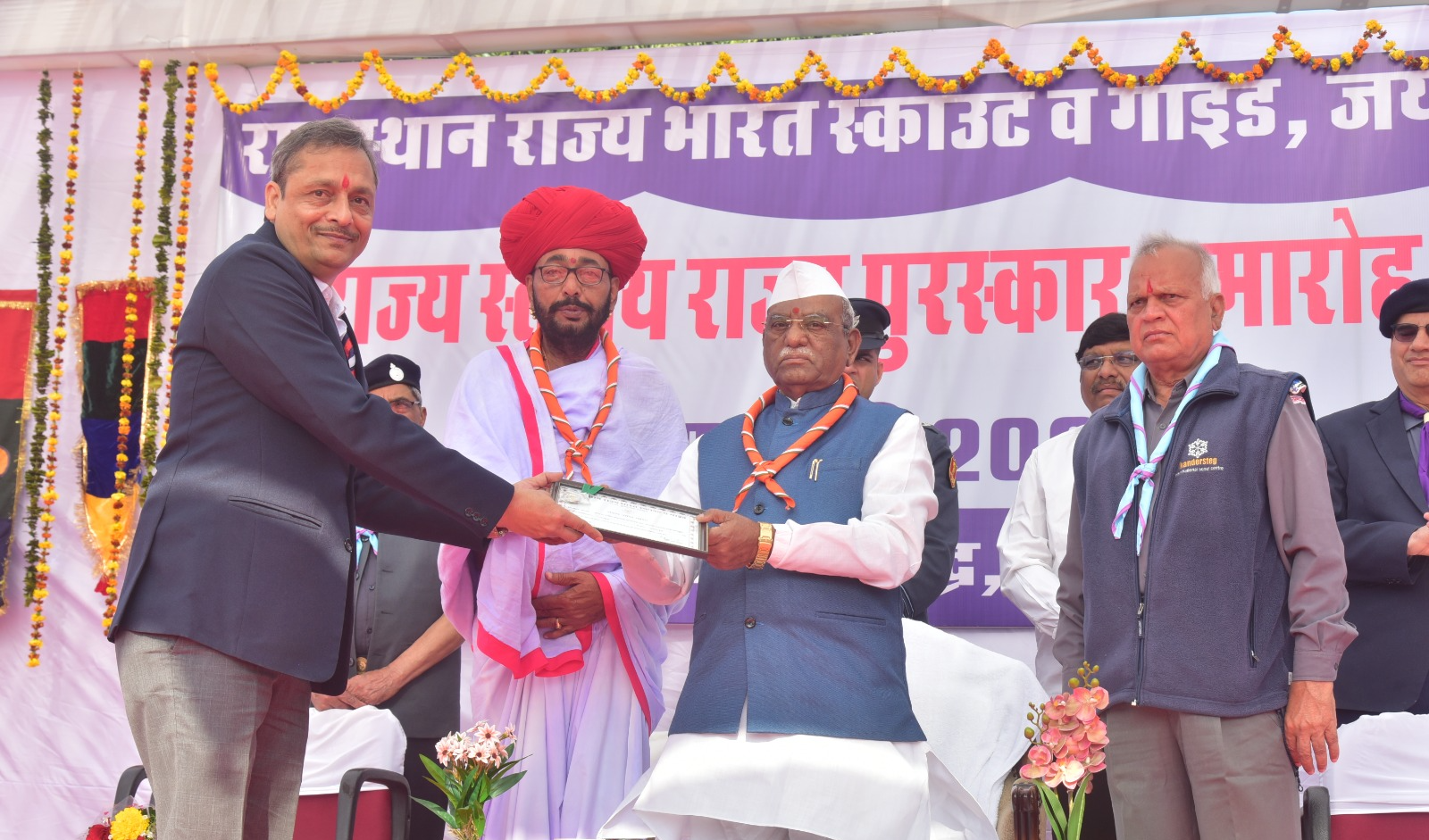 नीरज जैन हुए राज्यपाल से सम्मानित