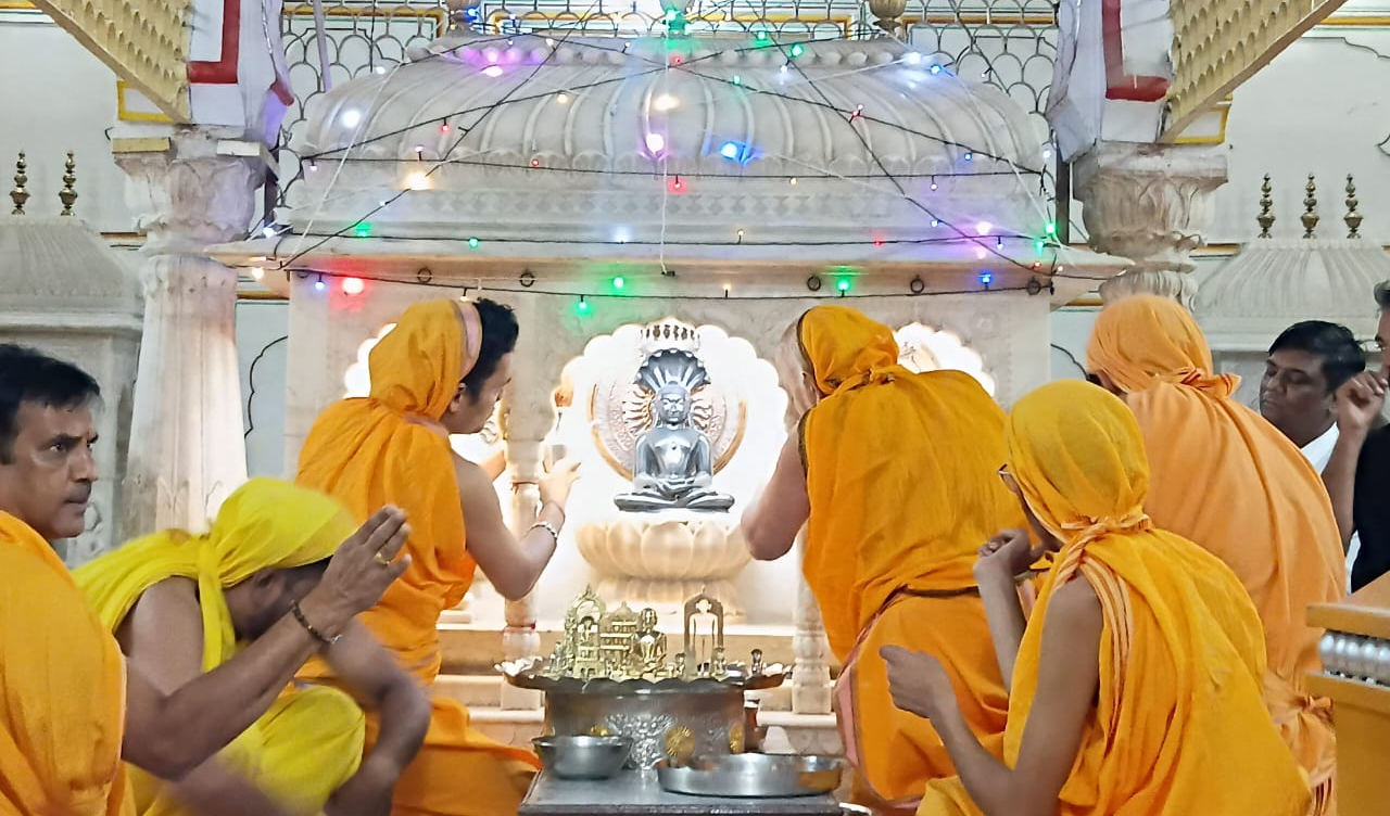 जयकारों और पुष्पवर्षा के साथ आर्यिका विष्णुप्रभा माताजी ससंघ का भांकरोटा जैन मंदिर में मंगल प्रवेश, 48 दीपों से भक्तामर स्तोत्र की दीप अर्चना, श्रद्धालुओं ने भक्ति भाव से की आराधना
