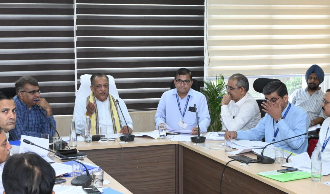 पशुपालकों के कल्याण और दुग्ध उत्पादन को बढ़ाने के लिए राज्य सरकार की महत्वाकांक्षी योजनाओं की प्रगति की बारीकी से समीक्षा की