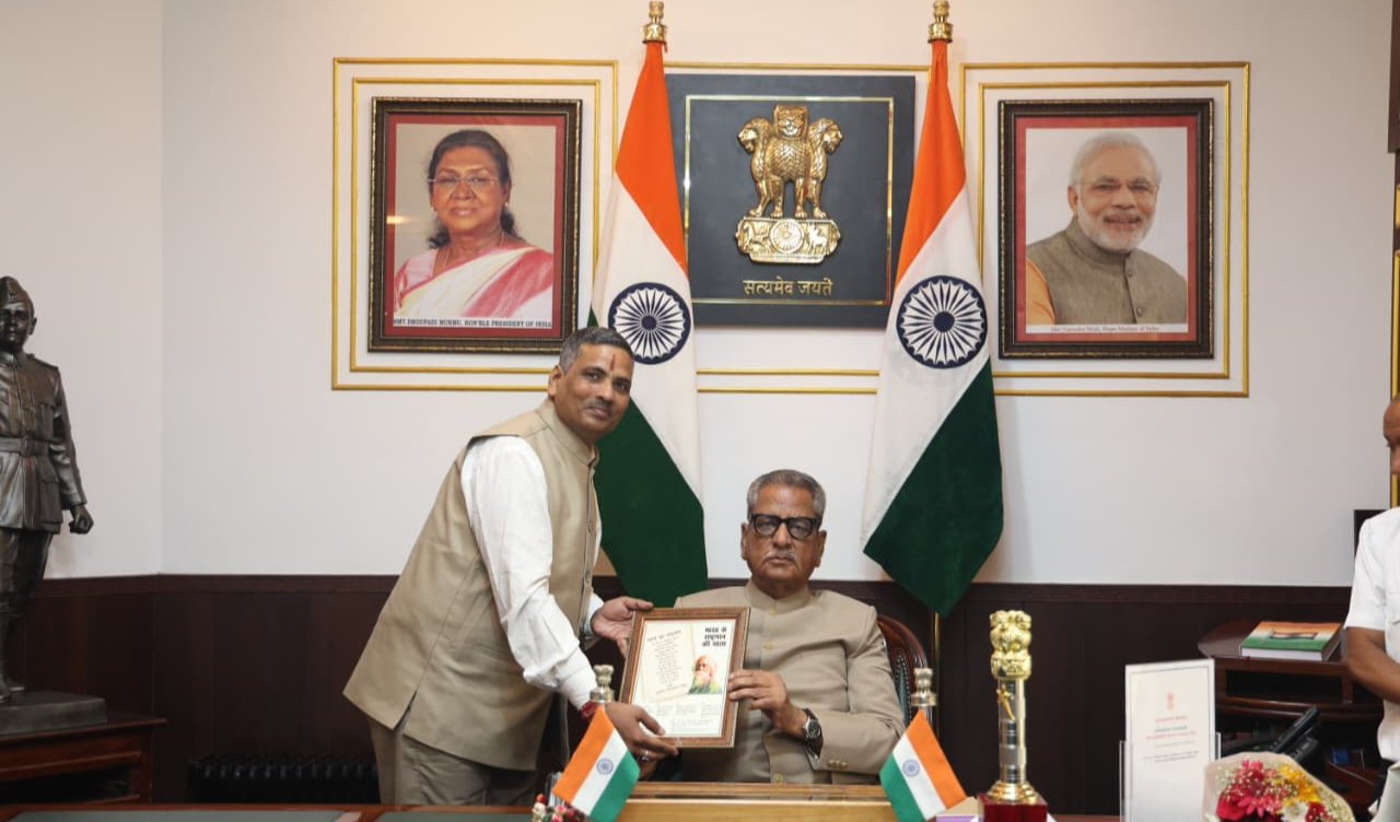 सिक्किम के राज्यपाल ओम प्रकाश माथुर के दो साल पुरे होने पर सिक्किम प्रोफेशनल यूनिवर्सिटी के कुलसचिव प्रो. रमेश कुमार रावत ने शिष्टाचार भेट कर शुभकामना दी