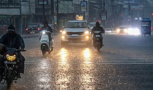 दिल्ली-एनसीआर में अचानक बारिश, ठंड और कोहरे के बीच तापमान में और गिरावट की संभावना