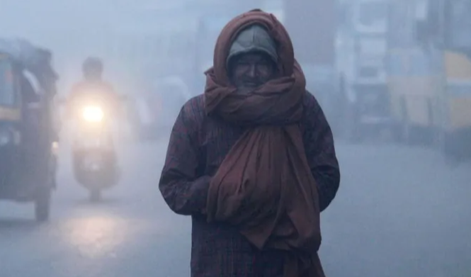 उत्तर भारत में कड़ाके की ठंड का कहर, घना कोहरा और जमी झीलों ने बढ़ाई मुश्किलें