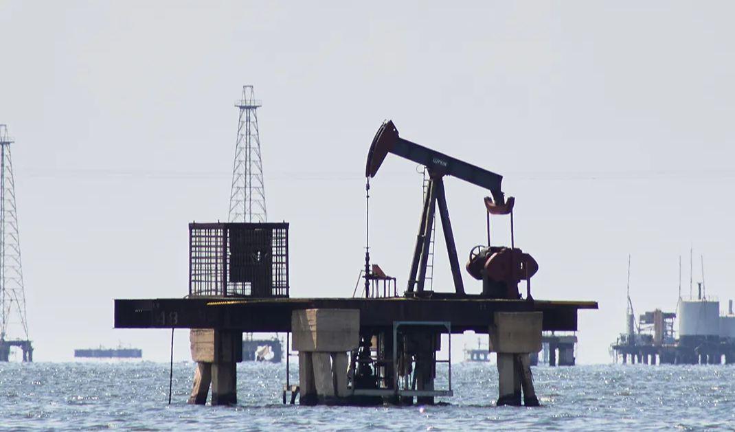 अमेरिका से महंगा वेनेजुएलाई कच्चा तेल क्यों खरीद रही है रिलायंस? विशेषज्ञ ने उठाए सवाल