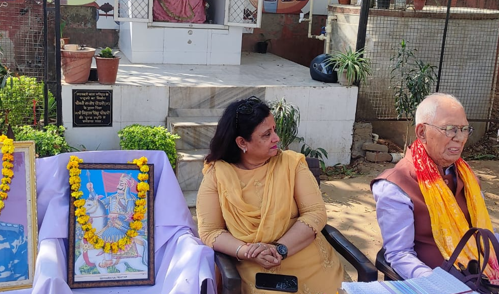 80 विद्यार्थियों को स्टेशनरी निशुल्क वितरित की