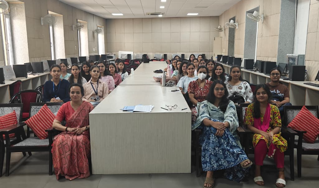 'शिफ्टिंग पर्सपेक्टिव्स- ए कैरेक्टर-सेंटर्ड एनालिसिस’ विषय पर प्रस्तुति