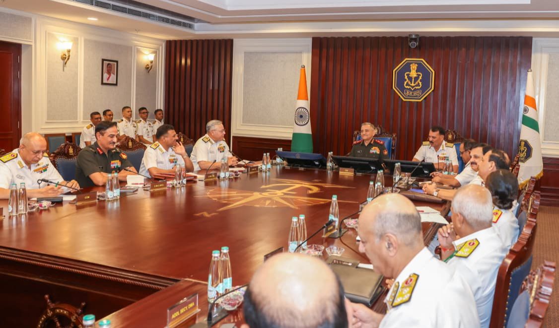 रक्षा मंत्री ने भारतीय नौसेना की उच्च स्तरीय परिचालन तत्परता और मजबूत प्रतिरोधक क्षमता की सराहना की