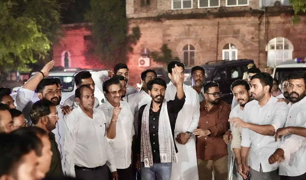 भाजपा प्रदेशाध्यक्ष मदन राठौड़ के पाकिस्तान प्रेम वाले शर्मनाक वक्तव्य के खिलाफ आवाज उठा रहे युवा कांग्रेस को भाजपा सरकार की पुलिस ने अलोकतांत्रिक ढंग से गिरफ्तार कर लिया