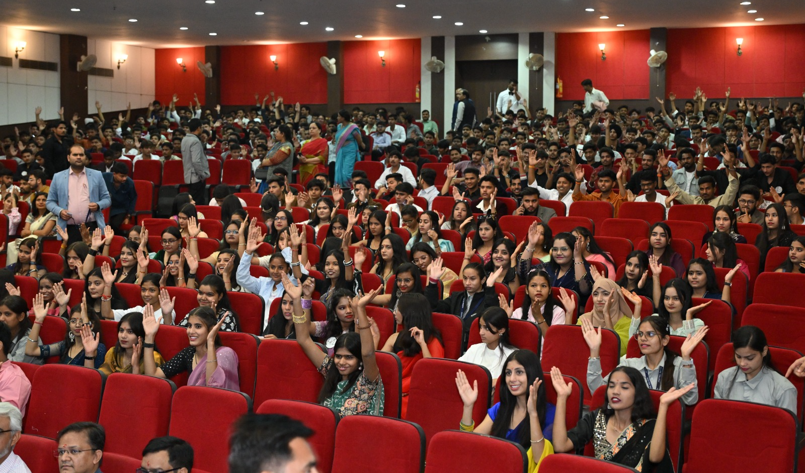 नए चेहरों का जलवा: कॉलेज ने ताज पहनाया - मिस्टर और मिस फ्रेशर 2025