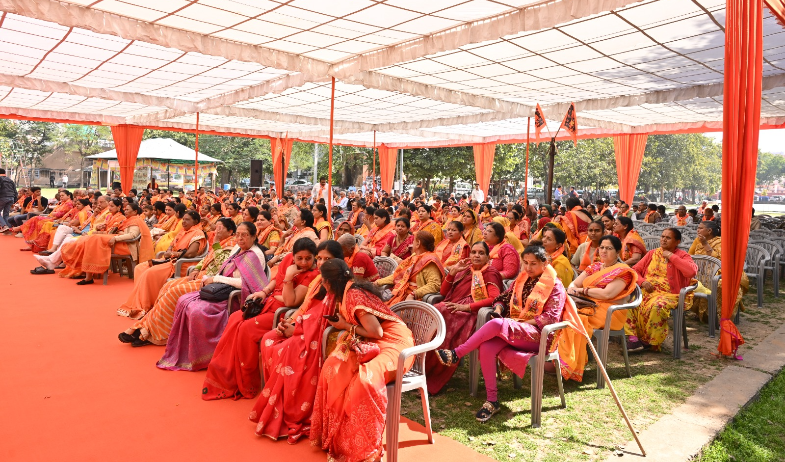 विराट हिंदू सम्मेलन में बिना दहेज के विवाह करने वाले व संयुक्त परिवार को किया गया सम्मानित