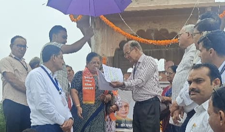 डॉ राधाकृष्णन की मूर्ति को फूल मालाओं से सुसज्जित करके माल्यार्पण करके उन्हें नमन किया