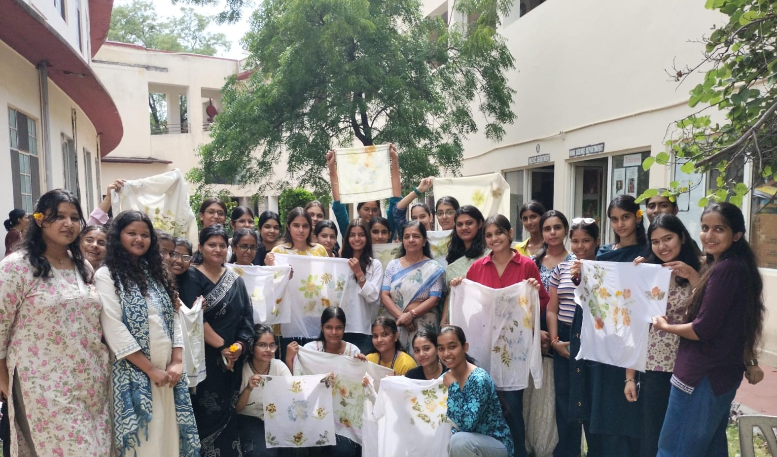 प्राकृतिक पत्तियों से छात्राओं ने सीखी पर्यावरण-अनुकूल लीफ हैमर प्रिंटिंग तकनीक