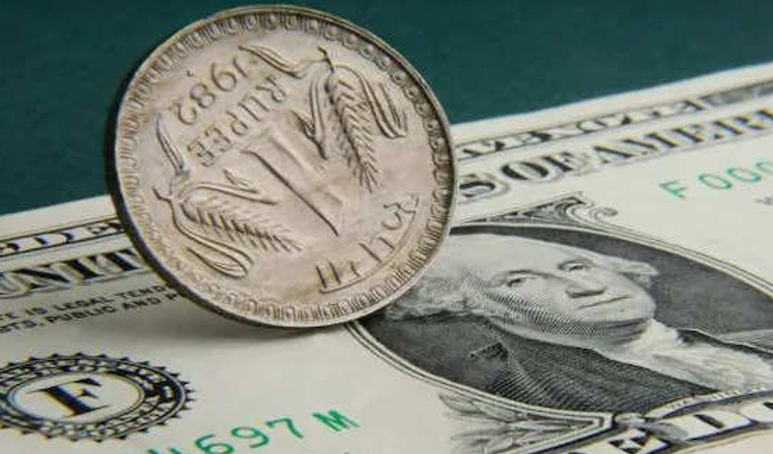 डॉलर के मुकाबले रुपये में मजबूती, शुरुआती कारोबार में 12 पैसे की बढ़त; वैश्विक संकेतों और घरेलू चुनौतियों के बीच बाजार सतर्क