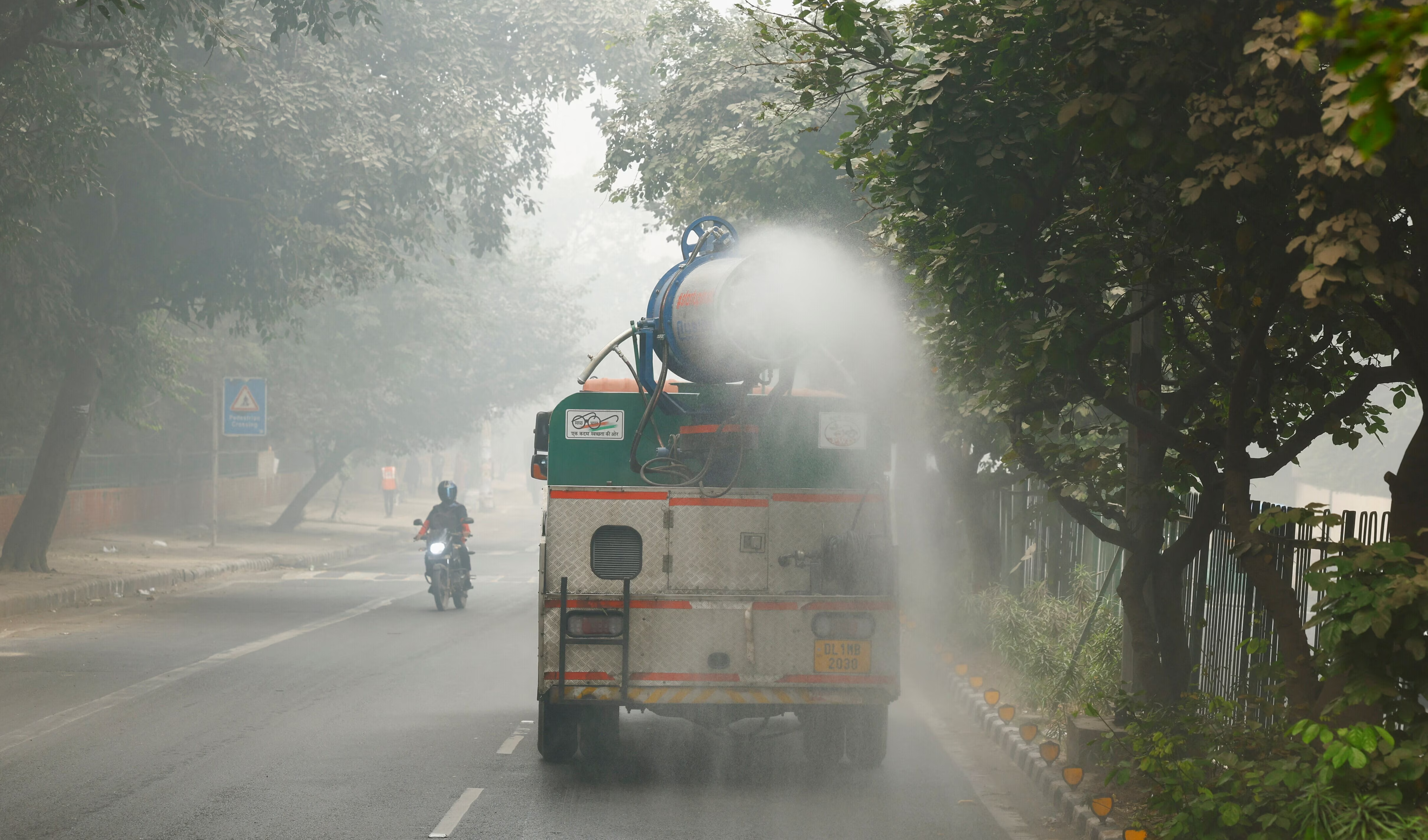 Delhi-NCR Air Quality Remains in ‘Very Poor’ Zone, AQI Nears 400 Amid Fog and Cold Conditions