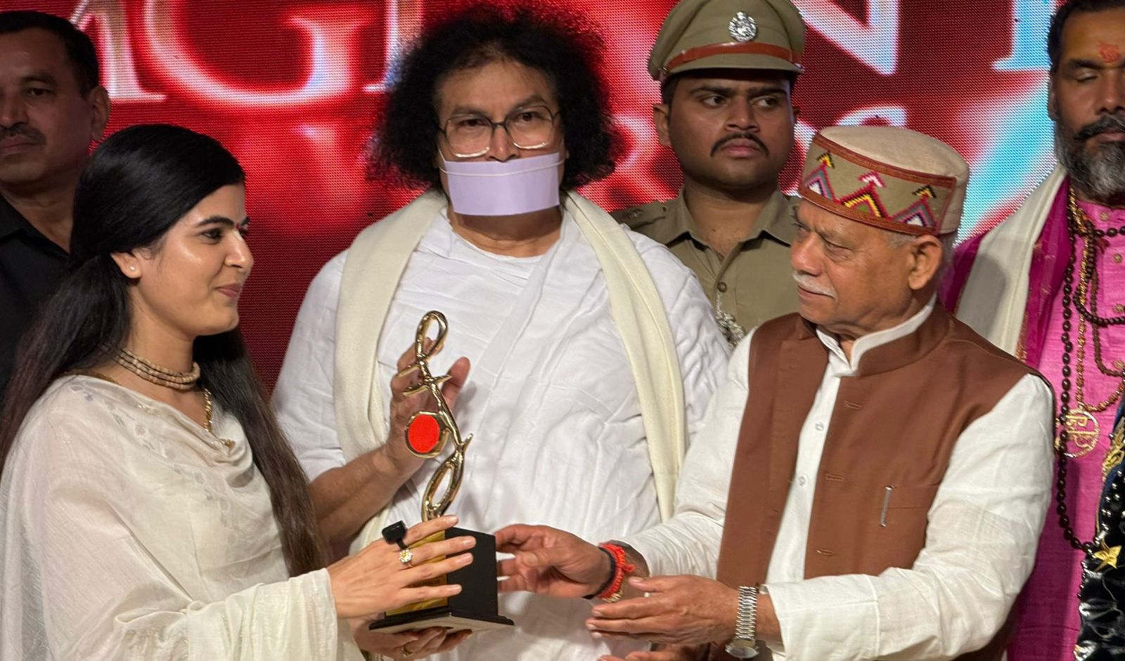 जैनाचार्य लोकेशजी बोले – भारतीय युवाओं की प्रतिभा विश्व को कर रही है प्रभावित, राज्यपाल शिव प्रकाश शुक्ला और आचार्य लोकेशजी ने देवी चित्रलेखा को किया सम्मानित