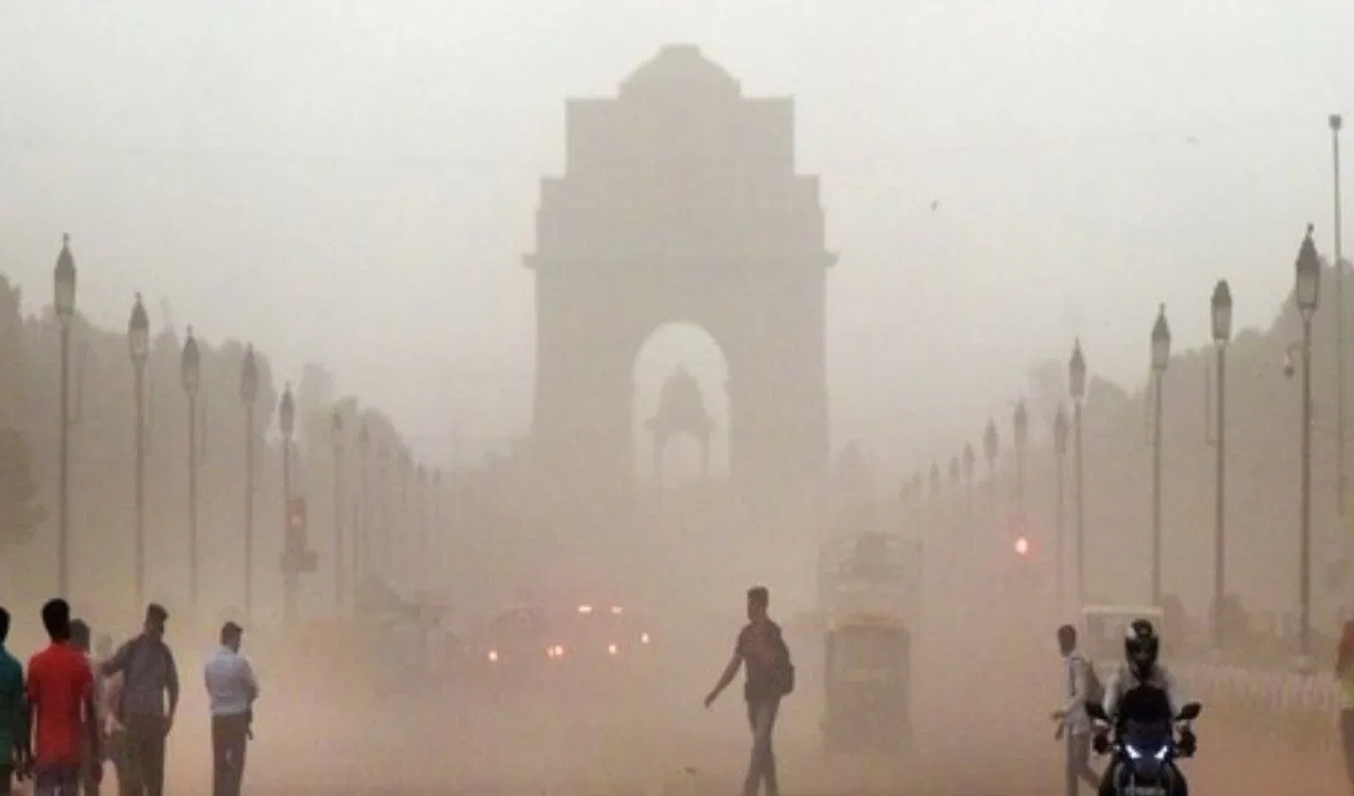 दिवाली की सुबह दिल्ली में घुला जहर: AQI 335 पार, कई इलाकों में ‘सांस लेना हुआ मुश्किल’