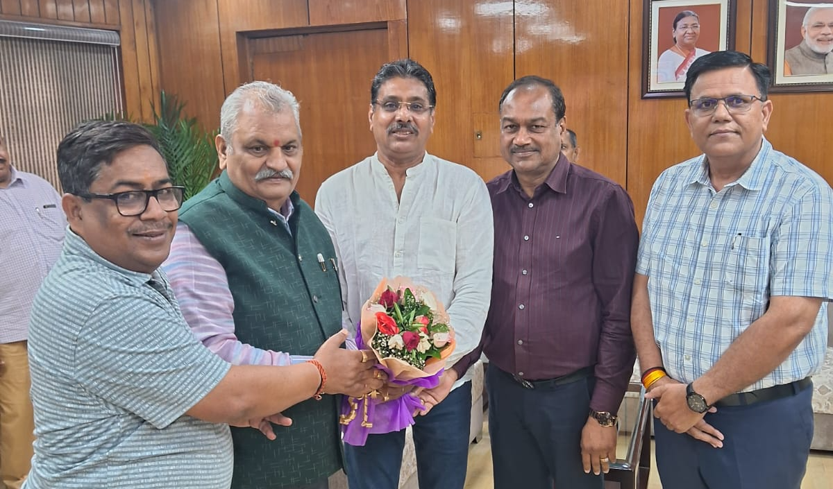 श्री अग्रवाल शिक्षा समिति के पदाधिकारियों के साथ राजस्थान विश्वविद्यालय के नवनियुक्त कुलगुरु से मुलाकात कर बधाई प्रेषित की