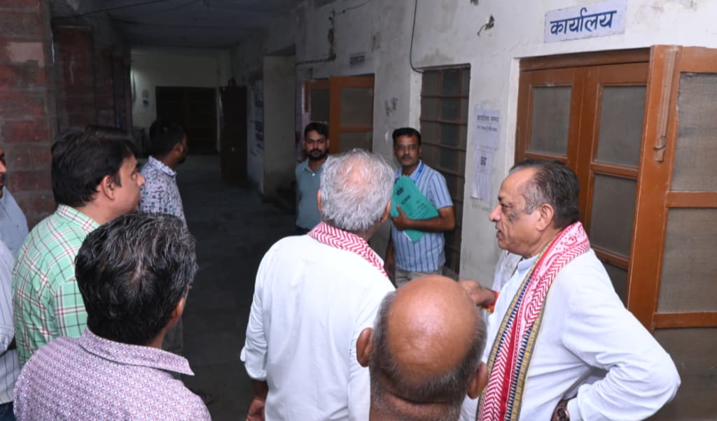 पशुपालन मंत्री ने किया बहुउद्देशीय पशु चिकित्सालय का औचक निरीक्षण