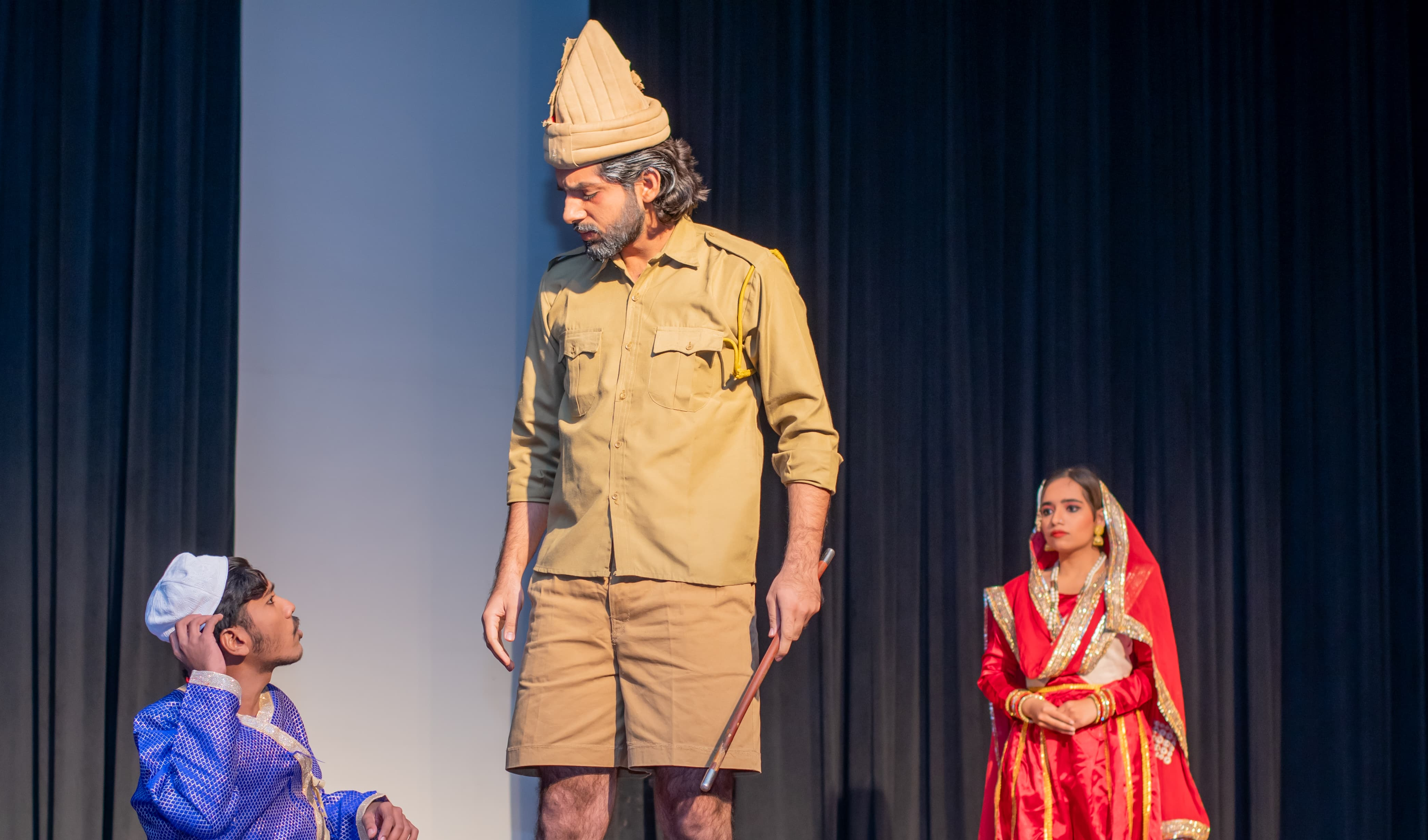 यह मंचन ग़ालिब को सिर्फ़ दिखाता नहीं, बल्कि ग़ालिब की नज़र से उनकी अपनी दास्तान महसूस करवाता है – 1857 ग़ालिब