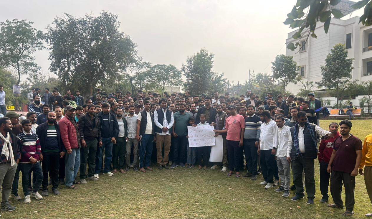 चतुर्थ श्रेणी कर्मचारी भर्ती में पद बढ़ाने की माँग को लेकर राजस्थान बेरोजगार यूनियन का आंदोलन तेज, मुख्यमंत्री के नाम खून से लिखा पत्र