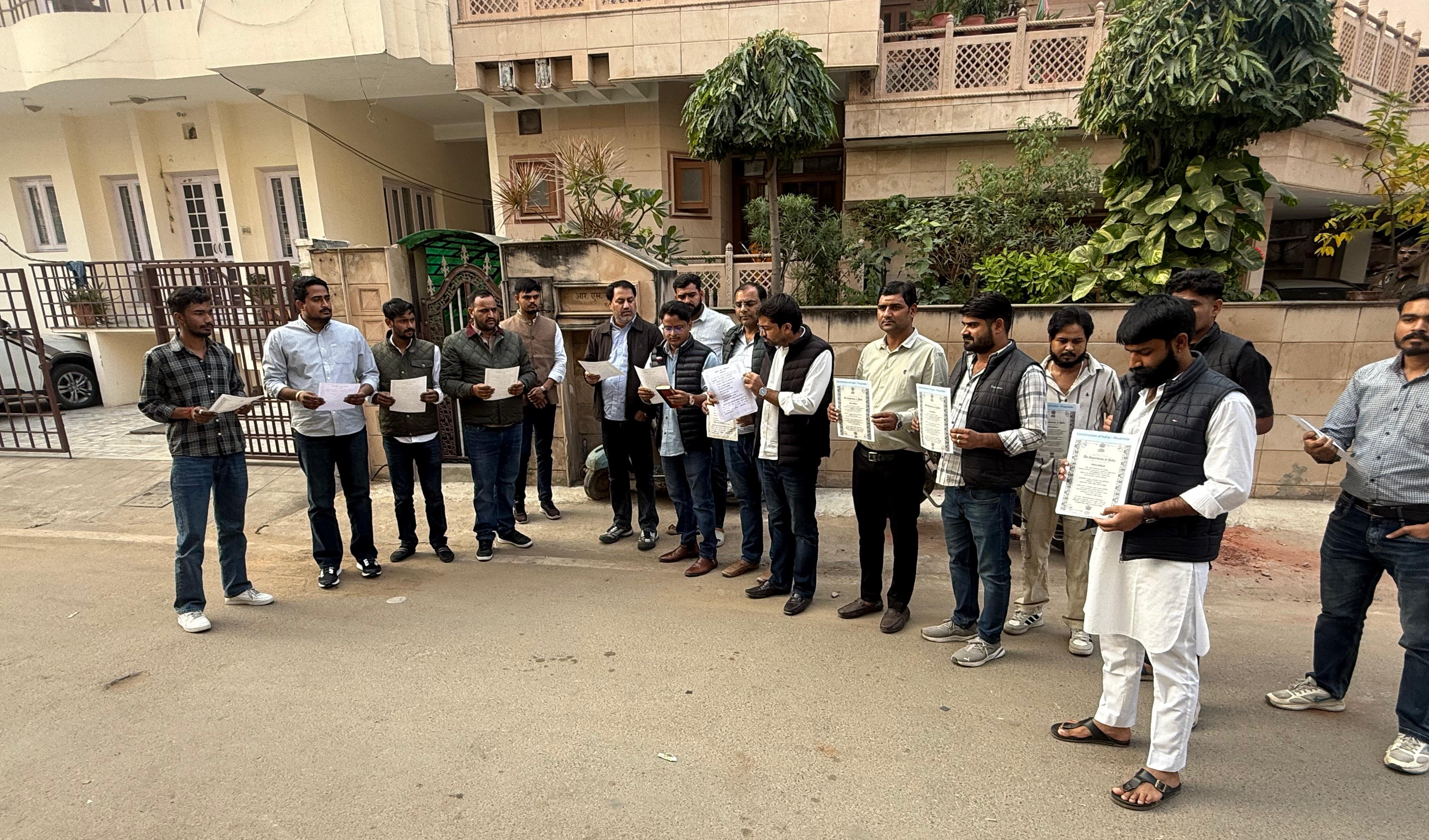 संविधान प्रस्तावना पढ़कर प्रदर्शन किया