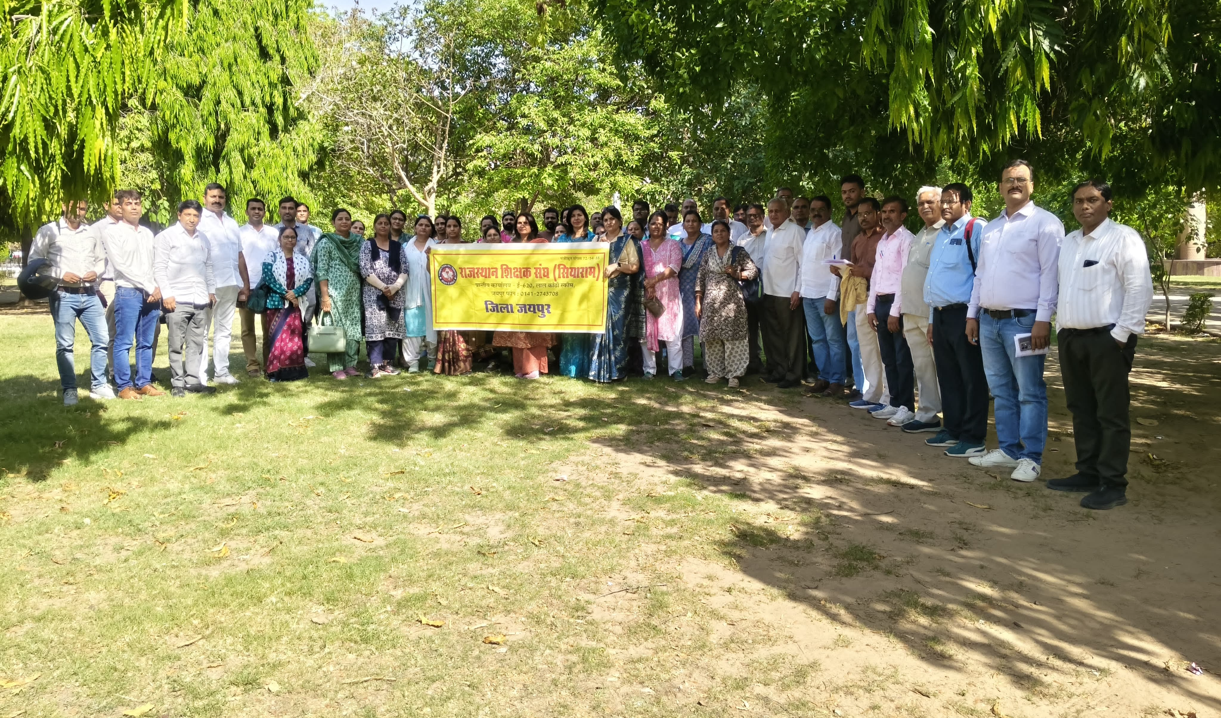 ग्रीष्मावकाश अवकाशों कटौती के विरोध में शिक्षकों ने मुख्यमंत्री के नाम से  जिला कलेक्टर  को ज्ञापन दिया