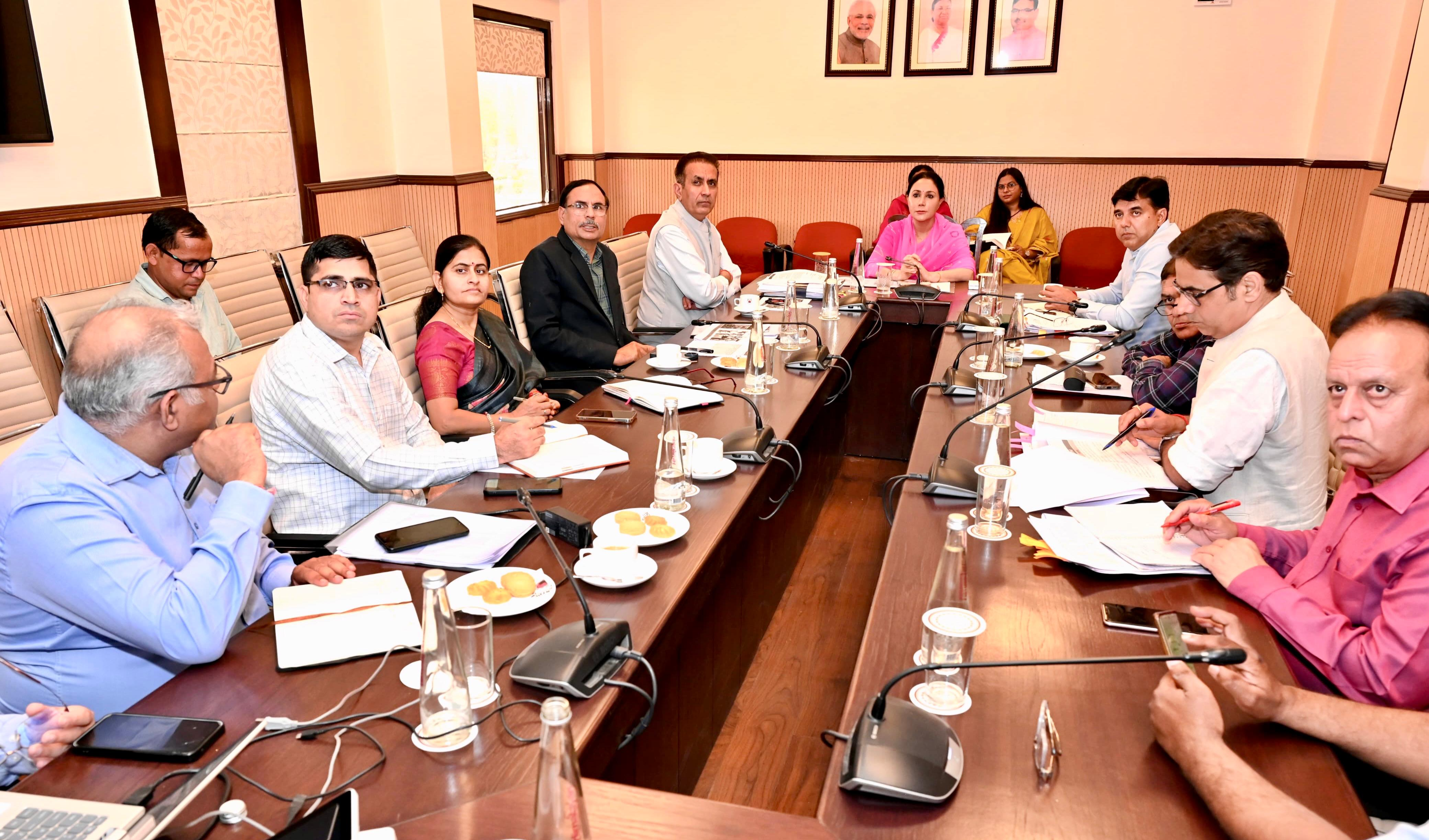 प्रदेश के सभी आंगनबाड़ियों में पेयजल, विद्युत कनेक्शन तथा शौचालय जैसी मूलभूत सुविधाएं तेजी से की जाए विकसित:- दिया कुमारी