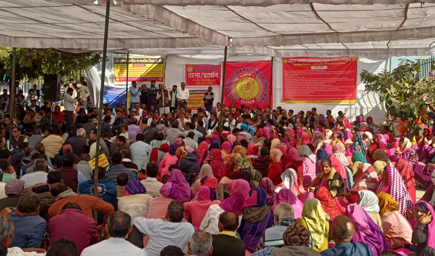 शहीद स्मारक पर महासंघ के धरने में जुटे हजारों कर्मचारी