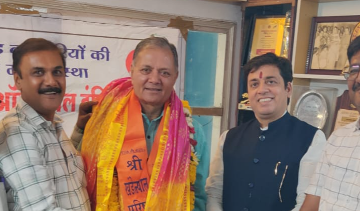 सीएआईटी  के तीसरी बार निर्विरोध राष्ट्रीय उपाध्यक्ष चुने जाने पर विभिन्न व्यापारी संगठनों द्वारा रमेश गुप्ता का भव्य स्वागत