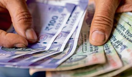 Rupee Slips to Record Low Against US Dollar Amid Global Uncertainty and Capital Outflows