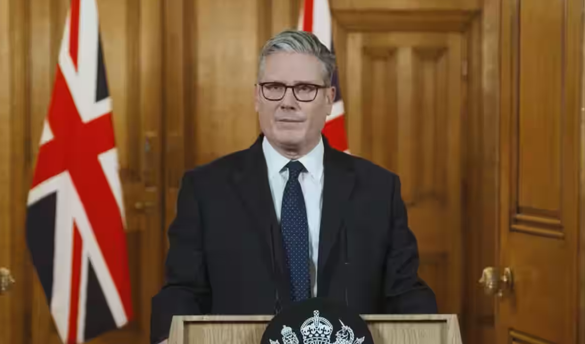 ग्रीनलैंड मुद्दे पर ब्रिटेन के प्रधानमंत्री कीर स्टारमर ने संयम की अपील की, ट्रंप के टैरिफ़ बयान के बाद सहयोगियों से शांत बातचीत पर ज़ोर