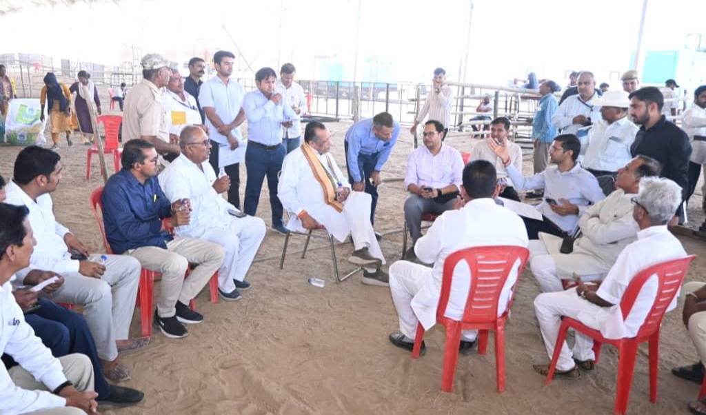 पीएम की जनसभा के लिए प्रभारी मंत्री कुमावत ने पीले चावल देकर दिया न्यौता