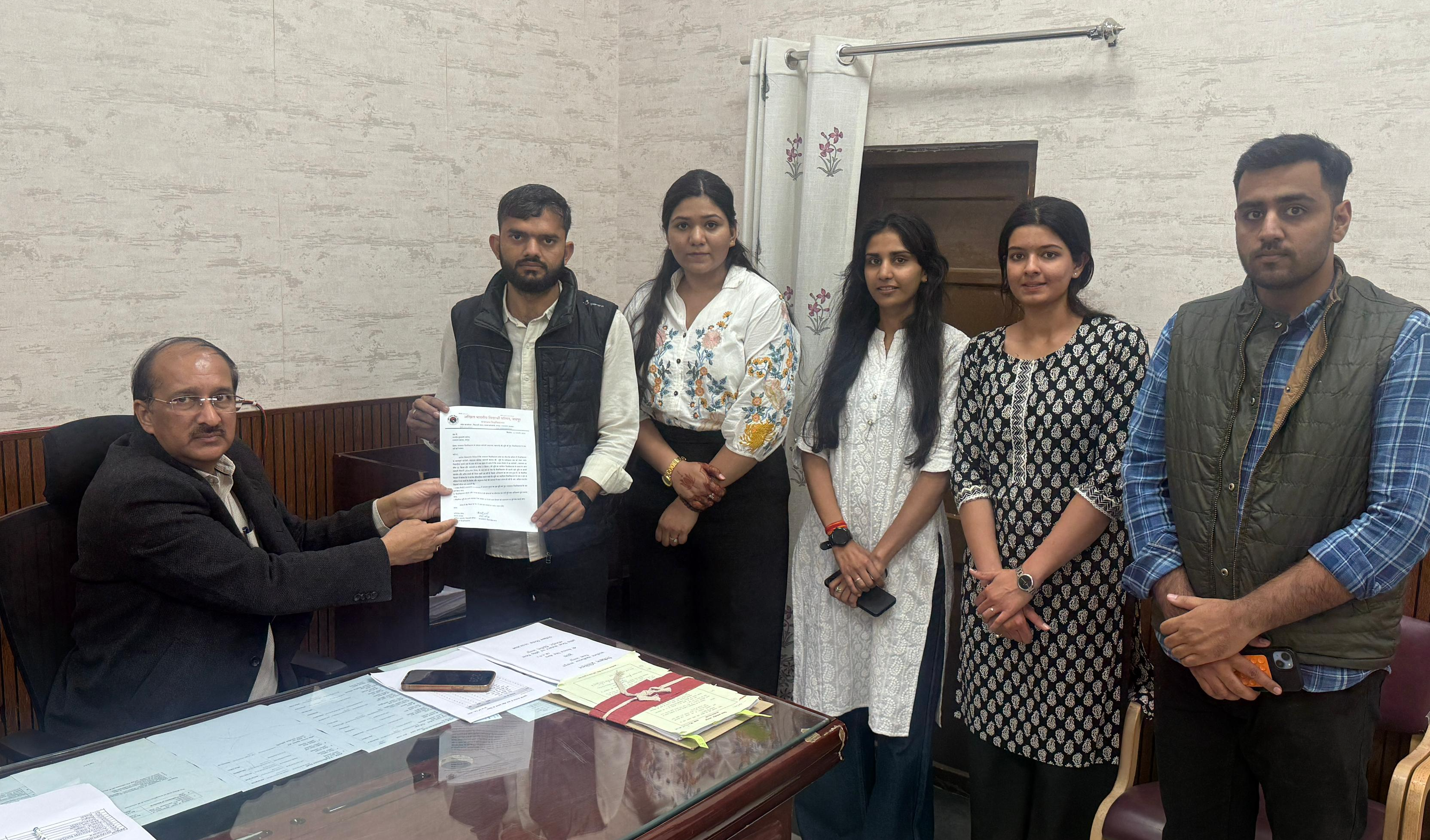 राजस्थान विश्वविद्यालय के कॉलेजों की भूमि को पुनः विश्वविद्यालय के नाम करे सरकार - ABVP