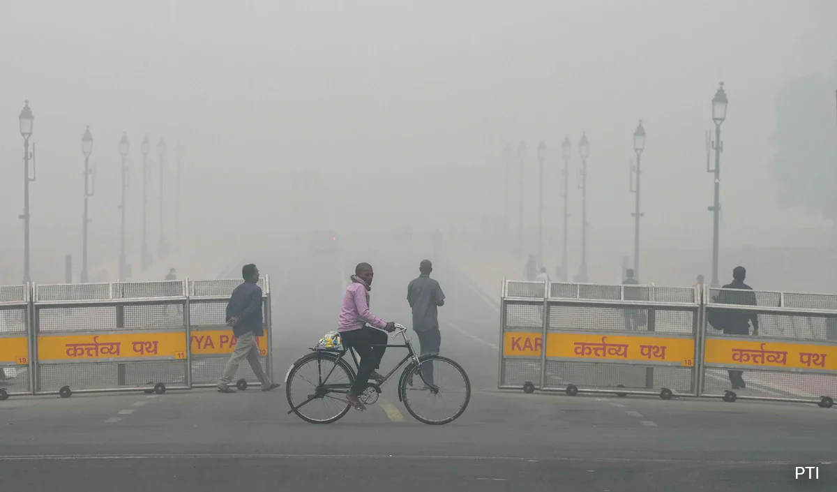 Delhi Shrouded in Smog, Air Quality Remains Poor Amid Winter Chill