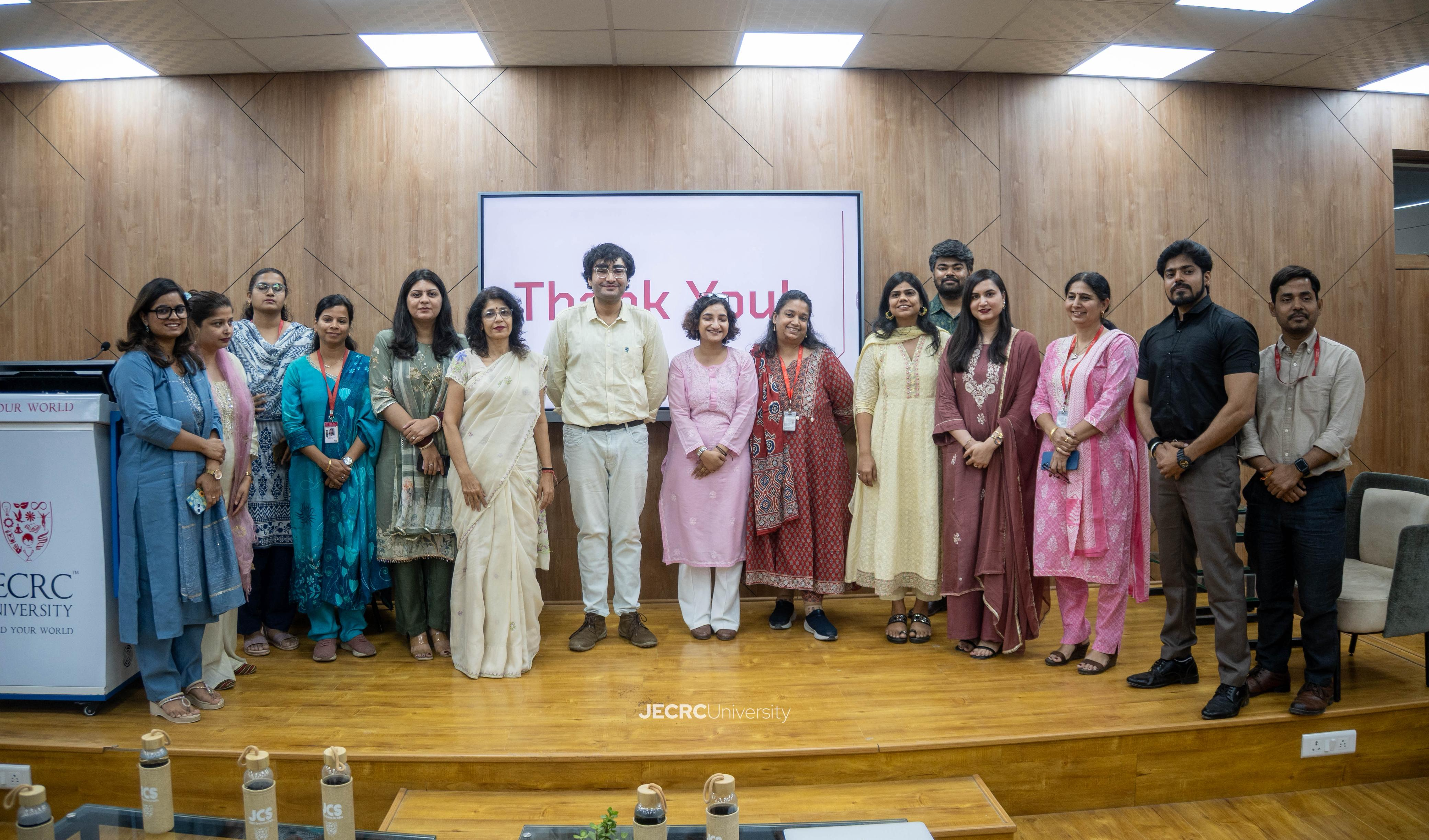 स्टूडेंट्स की कम्युनिकेशन स्किल्स और क्रिएटिविटी को निखारने के लिए लिट कार्निवल का आयोजन
