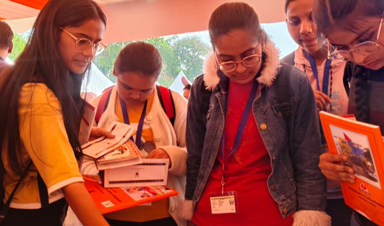 जेकेके में आयोजित राज्य स्तरीय प्रदर्शनी में राज्य सरकार के विगत दो वर्षों में पर्यटन क्षेत्र में किये गए शानदार कार्यों की जानकारी प्राप्त करते नजर आये विजिटर्स