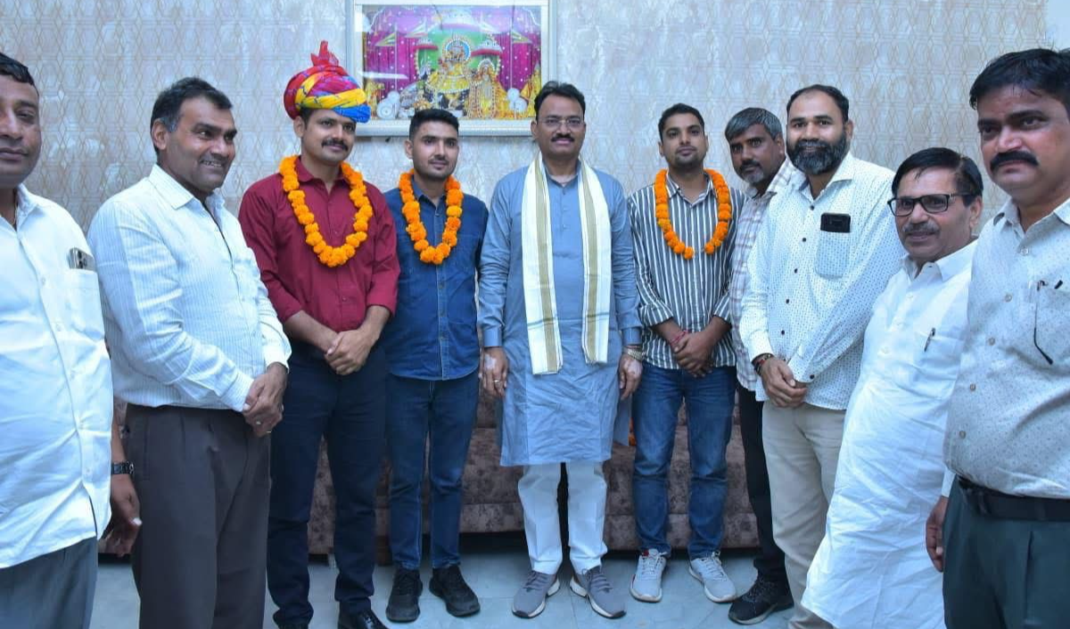 उपमुख्यमंत्री डॉ. प्रेमचंद बैरवा ने आरएएस में चयनित अभ्यर्थियों से मुलाकात कर दी बधाई, राष्ट्र की सेवा के लिए समर्पित रहने की सीख दी