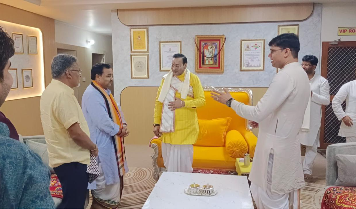 महंत श्री नरेश पुरी जी महाराज ने संस्कृत विश्वविद्यालय को दी ₹21 लाख की सहायता एवं राशन सामग्री कुलगुरु एवं कुलसचिव के प्रयासों से छात्रावास के विद्यार्थियों के भोजन की सुचारू व्यवस्था सुनिश्चित श्री मेहंदीपुर बालाजी धाम की ओर से विद्यार्थियों के हित में 