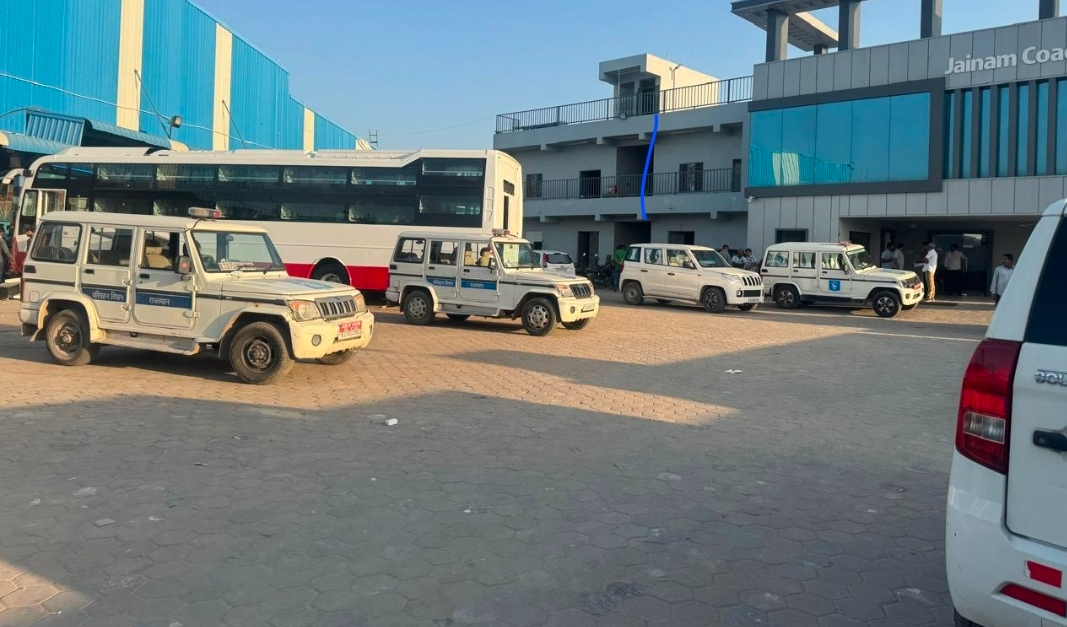 जैसलमेर बस हादसे की गूंज जोधपुर तक, बस फैक्ट्री पर RTO और पुलिस की बड़ी कार्रवाई, तीन डीटीओ और पांच इंस्पेक्टर की टीम कर रही है जांच, बस निर्माण की प्रक्रिया और सुरक्षा मानकों की गहराई से पड़ताल, जयपुर के बाद अब जोधपुर में भी सड़कों पर सख्त चेकिंग अभियान 