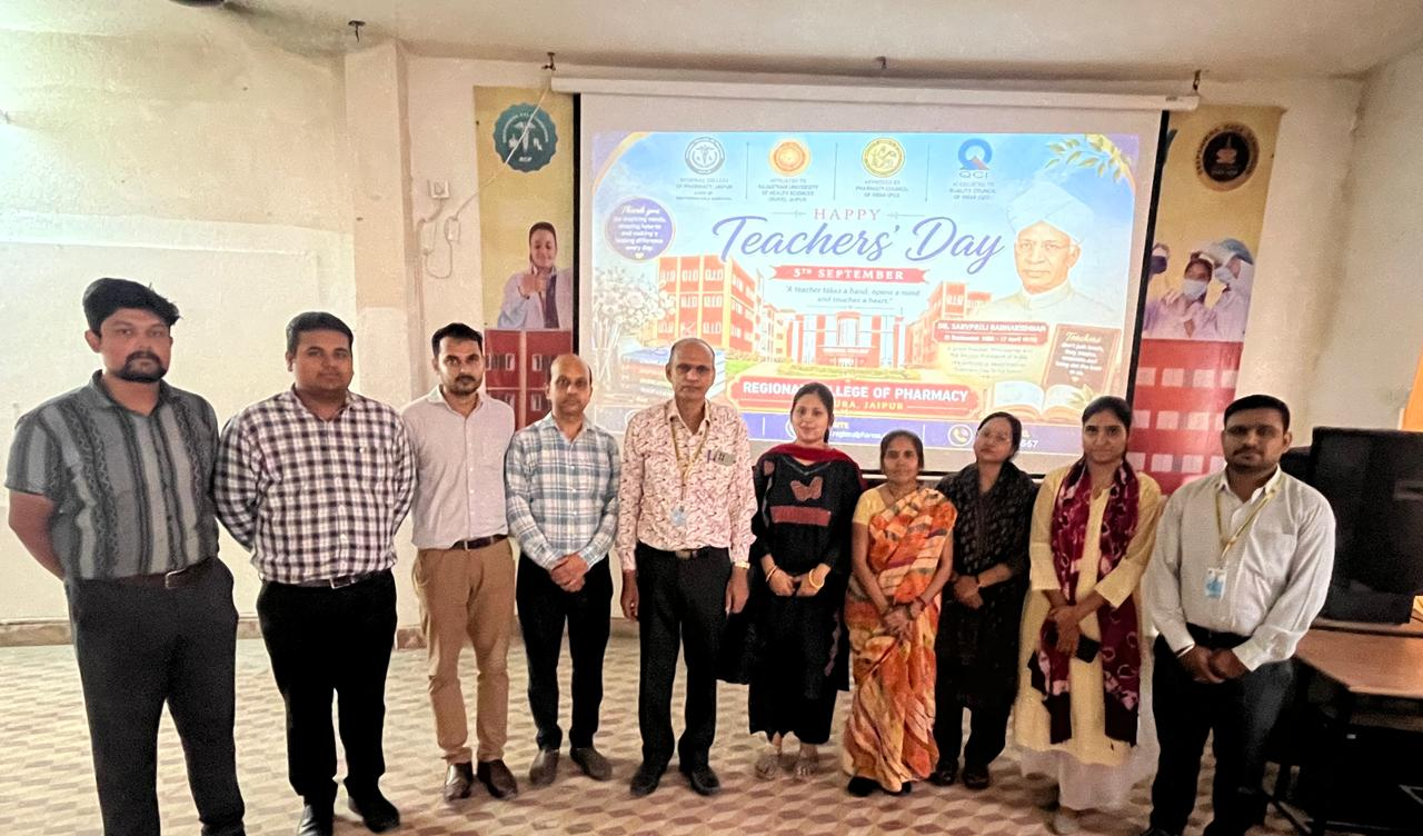 गुरुजनों के सम्मान में सजा रीजनल कॉलेज ऑफ फार्मेसी” — शिक्षक दिवस पर विद्यार्थियों ने व्यक्त किया आभार