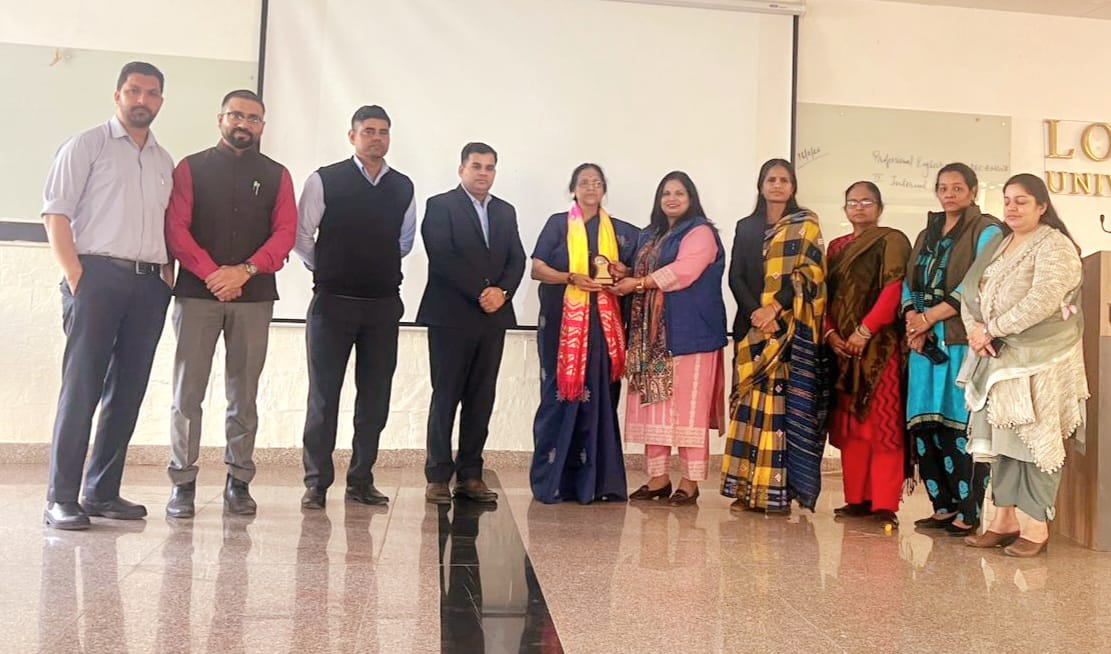 माई चाॅइस - माई राइट विषय पर विद्यार्थियों के बीच विचार रखे