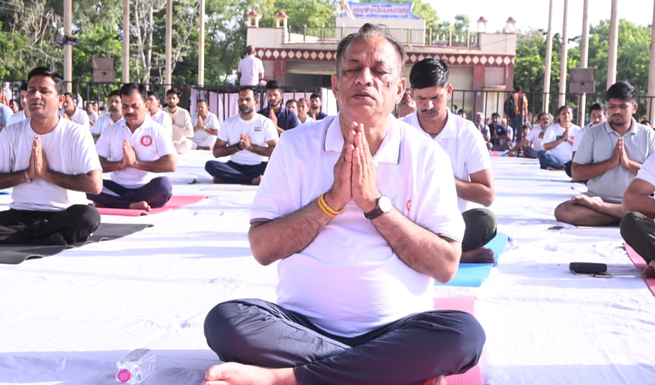 पाली में योगमय हुई सुबह : कैबिनेट मंत्री जोराराम कुमावत ने किया योगाभ्यास