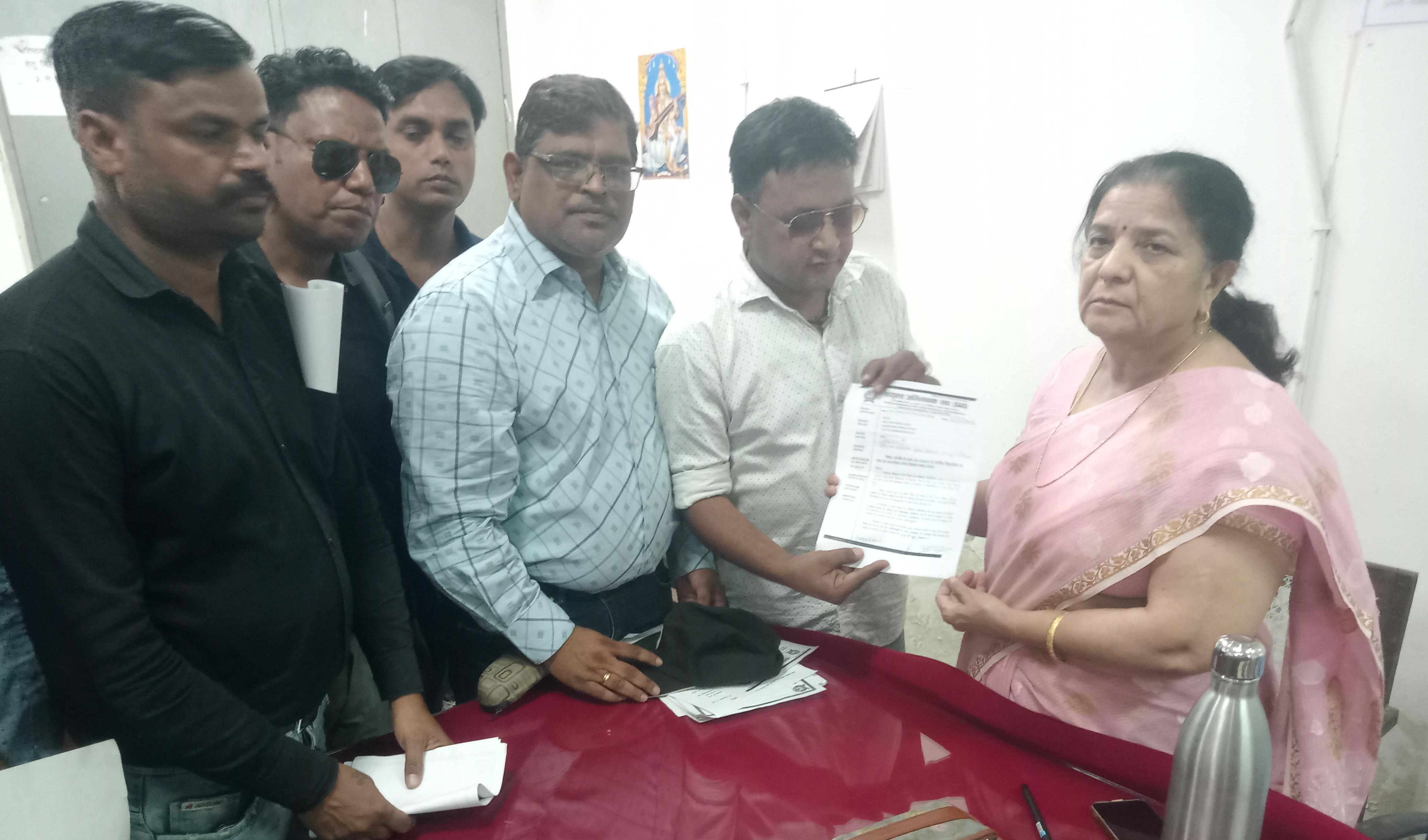 RTE दाखिला विवाद : *कड़ी धूप में शिक्षा संकुल पर जुटे अभिभावक और विद्यार्थी, मांगा शिक्षा का अधिकारी, नहीं तो इस्तीफा दो सरकार